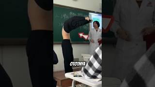 Siswa Berotot ini membantu Guru di Depan Kelas #shortvideo #trending #viral