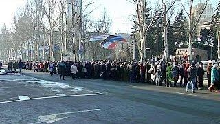 Ukraine: Well-wishers pay tribute to slain rebel leader Givi