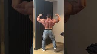 Derek Lunsford posing at the Arnold Classic pt. 3