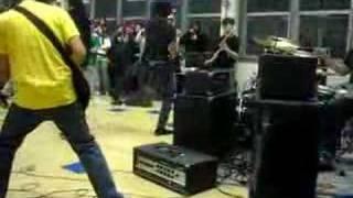 Funny: Failed Bass Guitar Flip