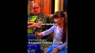 Маша Воронина бьёт по барабану