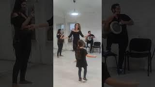 Девочка 6 лет танцует Восточный танец с педагогом под живой звук / kids live drum solo bellydance