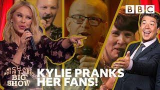 Kylie reacts to surprised fans' hilarious karaoke   - BBC