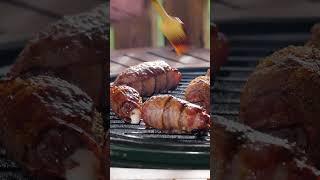 Закуска «мясные лобстеры» в керамическом гриле Green Kamado
