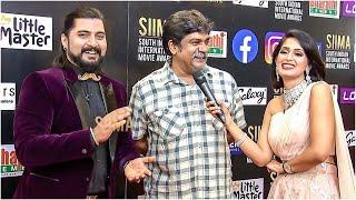 Actor Rangayana Raghu Funny Counters On Anchor Niranjan Deshpandey & Kaavya Shastry At SIIMA