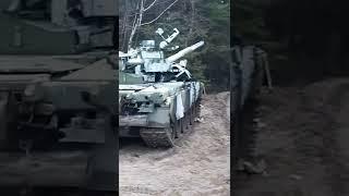️ More abandoned Russian T-80U tanks, reportedly near Myrhorod, #Poltava Region  #UkraineRussiaWar