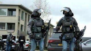 Aankomst Arrestatieteam Dienst Speciale Interventies en inval na verward gedrag in woning in Almere!