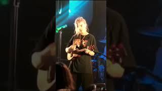 Billie Eilish knows how to play the ukulele