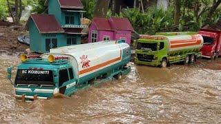 AKSI BAR-BAR‼️ TRUK TANGKI CPO TERABAS BANJIR / sungai sedang meluap. rc Hino 500 Fuso belap