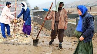 A heavy rain falls and Akbar goes with his homeless wife to repair the roof