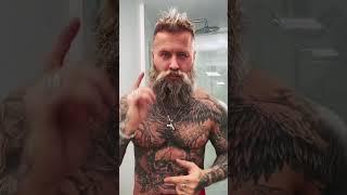 Pavel Ladziak's ⏰ Morning Beard Routine 🟠🟢 #shorts