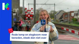 Rode lamp en slagboom naar beneden, steek dan niet over