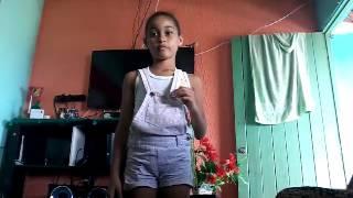 menina de 9 anos dançando