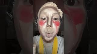 Она красится как волшебница