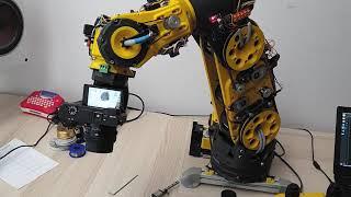 DIY robot arm operating a camera - artysta automatyk