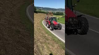 New Holland TN 750 und Massey Ferguson 5455 am Heuen