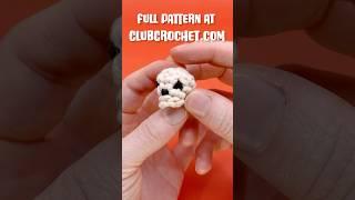 How to crochet a minigurumi skull in only 40 stitches! #crochet #amigurumi #crochetpatterns