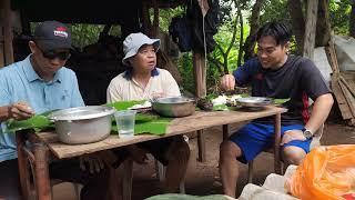 makan tengah hari di kebun berlauk kan pansuh ikan keli dan keli bakar.