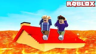 Yükselen Lavlardan Kaçış ! Özel Güç Kullandık Hayri ve Kamil Roblox The Floor Is LAVA!