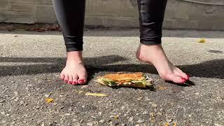 Short barefoot sandwich crush from Giantess Ava