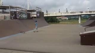 Prie Baltojo tilto ant rampos/ on skateboard