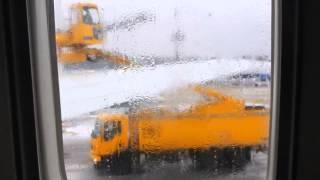 De-icing of airplane / Антиобледенительная обработка самолета