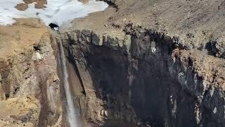 Камчатски скали и водопад.Kamchatka rocks and waterfall.