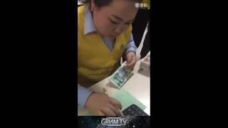 Китаянка со скоростью света считает деньги.The Chinese woman very quickly counts money in bank