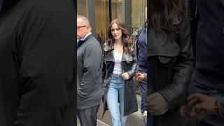 Rachel Brosnahan looks gorgeous and stays cool amidst the brouhaha! #rachelbrosnahan #fashion #style