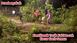 prank!! kuntilanak tarik kaki orang lewat || sampai kocar kacir