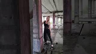 Модель гуляет по заброшке #shorts