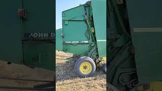 В работа пресс-подборщик JOHN DEERE 550. Видео от клиента