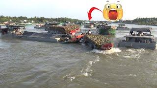 Dangerous chaos of boats when going against the current at the gate of the dam