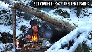 WINTER FOREST Camping - Finding a Cozy Hideout in Deep Snow