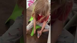 Все в детстве делали так, хорошо что не на лбу  #cute #bunny #toddlers #baby #cutebaby #park