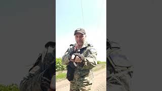 Два удара ножом, с обратного хвата.