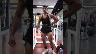 #Vegan Power  The natural vegan bodybuilder / showing his pumped muscle