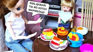 ВСЯ ЕДА ТОЛЬКО МАРМЕЛАДНАЯ Катя и Макс веселая семейка! Смешные куклы Барби истории ДАРИНЕЛКА ТВ