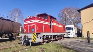 Trainspotting view Bulgaria: BDZ 52 046 take out heavy truck MAN TGX from mud.