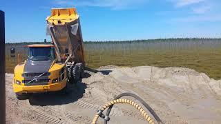 Отсыпка дамбы под намывной куст самосвалами Volvo A35