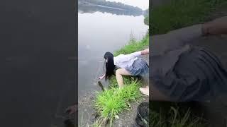 cewek cantik Korea hampir jatuh ke sungai #fyp #dramakorea #viralhariini #viral