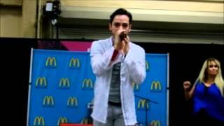 Pee Wee cantando en vivo en la NCLR Expo en Las Vegas