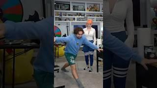 JennaLynnMeowri Teaches Mizkif How To Do a Split