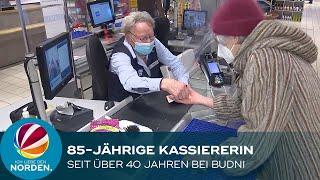 85-jährige Hamburgerin sitzt immer noch bei Budni an der Kasse