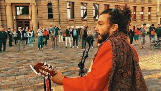 Artista di strada emoziona con “Caruso” - live in Lettonia