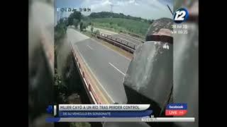Sonsonate: Mujer cae a un río tras perder el contro de su vehículo