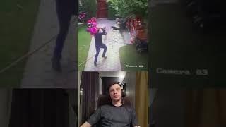 МУЖЧИНА СПАС РЕБЁНКА, НА КОТОРОГО НАБРОСИЛАСЬ УЛИЧНАЯ СОБАКА / A man saved a child from a dog