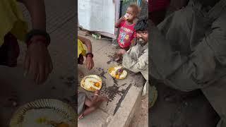 Jina hai to aise has ke jio🫶️ #humanity #help #food #sad #smile #mother #life #love #support