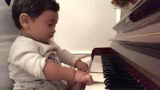 Супер ребёнок играет на пианино и поёт песею  /   Super baby plays the piano and sings a song