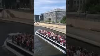 Eintracht Fans singen auf Booten in Berlin 